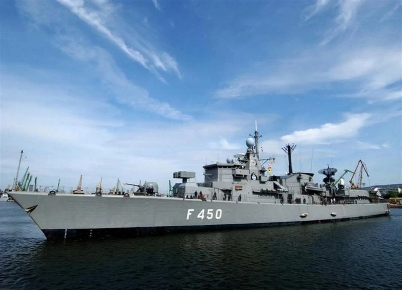 Η μάχιμη υποπλοίαρχος, μητέρα δύο παιδιών στη φρεγάτα Έλλη! (βίντεο)